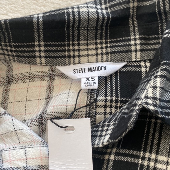 Steve Madden high-low button down shirt NWT - Picture 2 of 4
